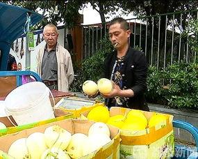 铁心桥城管吃瓜,街头一幕引发社会热议