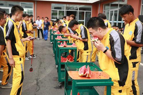 沈阳吃瓜墙,街头巷尾的都市奇观