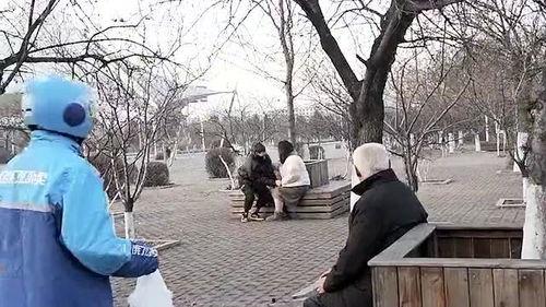 大爷看手机吃瓜,揭秘网络热点背后的故事