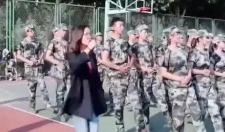 吃瓜军训跳舞qq,揭秘军训中的欢乐舞蹈瞬间