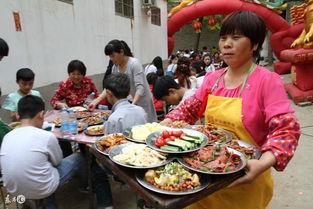 农村婚礼吃瓜现场,热闹非凡的乡村婚庆盛宴