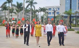 红河职教园区吃瓜,瓜果飘香里的校园生活剪影  第1张