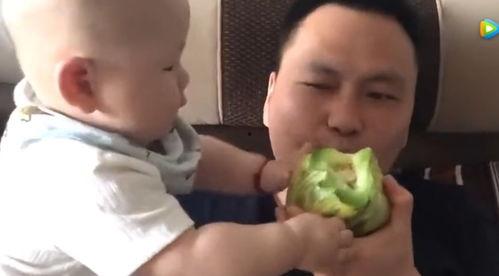 孩子跟爸爸比赛吃瓜,吃瓜大赛一触即发