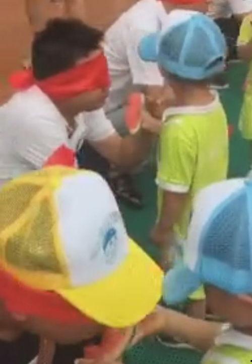 孩子跟爸爸比赛吃瓜,吃瓜大赛一触即发  第3张