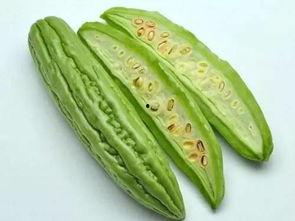 孩子搬板凳吃瓜,孩子搬板凳吃瓜的温馨瞬间  第1张