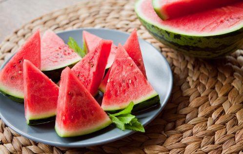 孩子搬板凳吃瓜,孩子搬板凳吃瓜的温馨瞬间  第3张