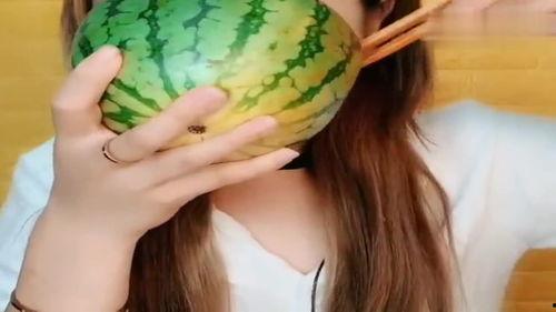 小美人吃瓜,一场甜蜜的吃瓜盛宴