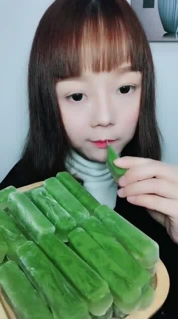 小美人吃瓜,一场甜蜜的吃瓜盛宴  第2张