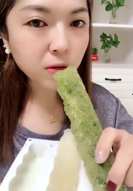 小美人吃瓜,一场甜蜜的吃瓜盛宴  第3张